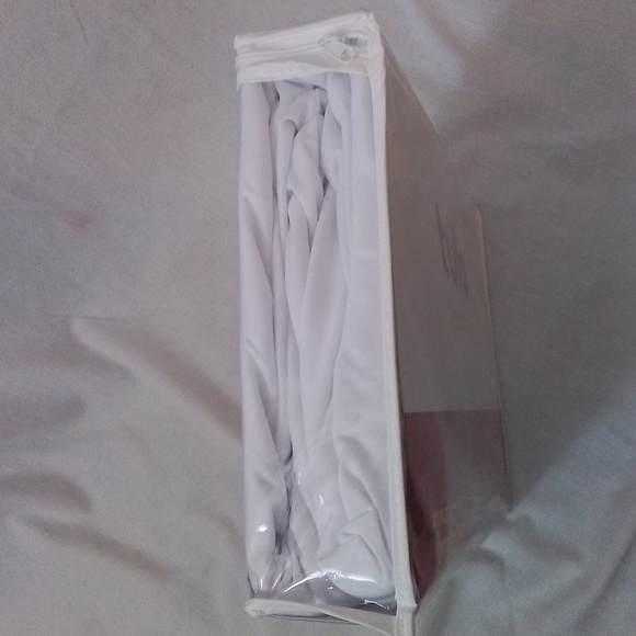 NEW Tulo Smooth Waterproof Mattress Protector - Picture 7 of 7